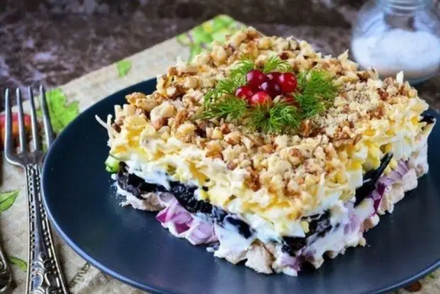 Слоеный салат из картошки с солеными огурцами, кукурузой и черносливом Слоеный салат из картошки с солеными огурцами, кукурузой и черносливом