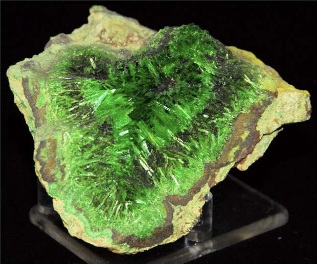 Здесь галерея - листайте. Купросклодовскит - радиоактивный минерал урановых месторождений