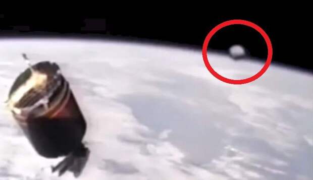 На видео 1999 года нашли летящий металлический шар