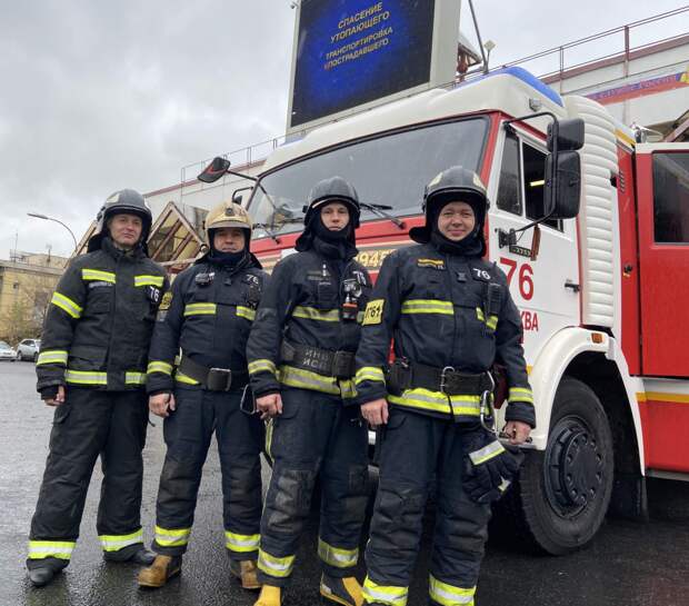 Пожарные ЮВАО спасли петербурженку из Москвы-реки