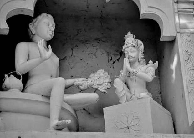 Статуя императора Маурьев Чандрагупты Маурьи и его духовного наставника Ачарьи Бхадрабаху Свами в Шраванабелаголе. Фото является общественным достоянием.