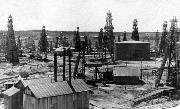 Буровые вышки, емкости для хранения нефти, котельная. Месторождение Оха. Конец 1930-х годов. Сахалин