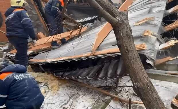 В Новороссийске ветер снес кровлю многоэтажки: упала на дома и замуровала семью