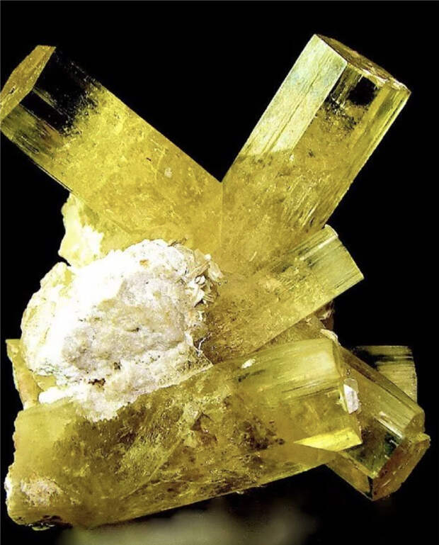 Здесь гелерея - листайте. Сросшиеся кристаллы гелиодора