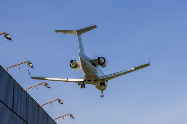 Американский самолет с неизвестными дипломатами прилетел в Венесуэлу