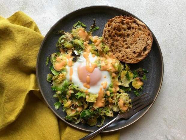 Яичница с брюссельской капустой. \ Фото: i.ytimg.com. Яичница с брюссельской капустой. \ Фото: i.ytimg.com.