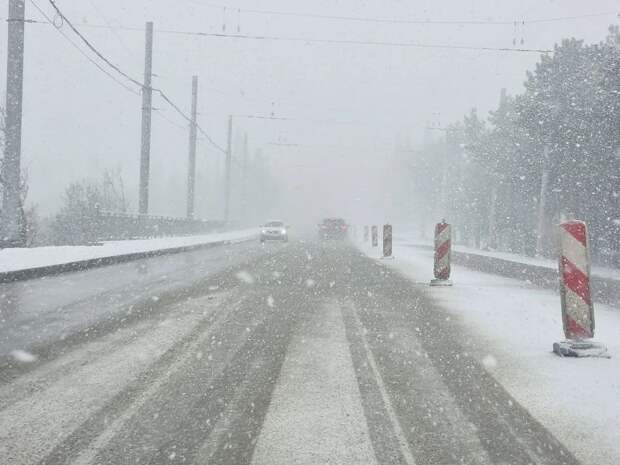 В Ялте и Алушта сильный снегопад, плохая видимость и вероятность снежных накатов