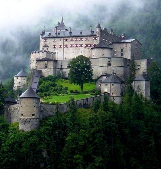Не все то замок, что красивое масштабное сооружение. /Фото: pinterest.de