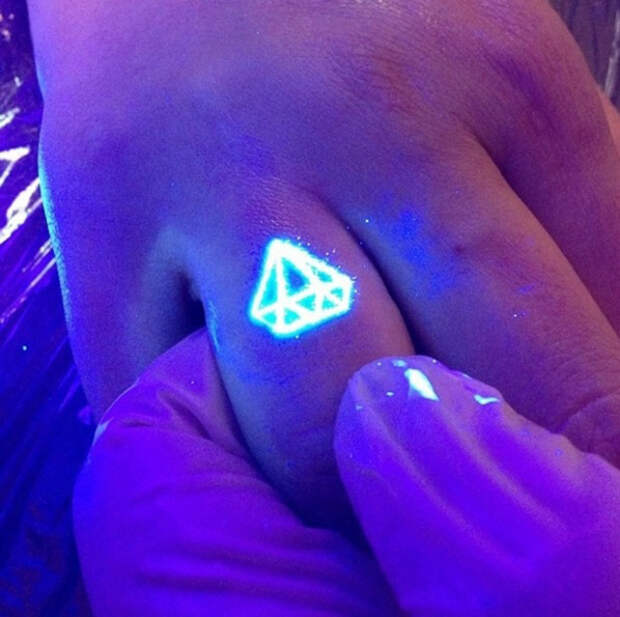 Флуоресцентная татуировка с изображением бриллианта.