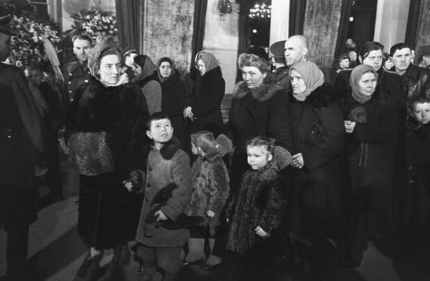 Москвичи во время церемонии прощания с Иосифом Сталиным в Колонном зале Дома Союзов. Москва, 6 марта 1953 год