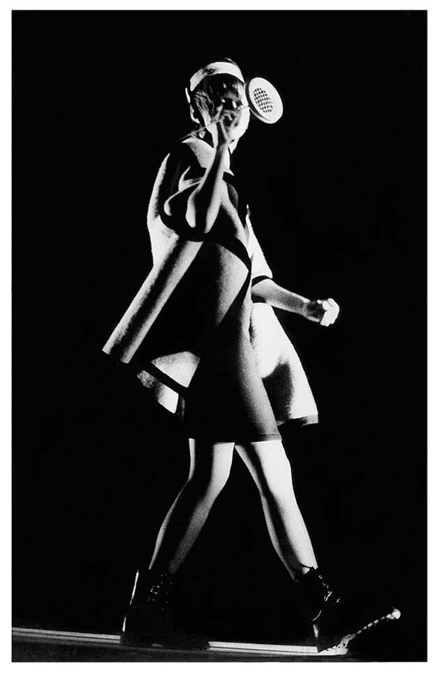 Фото: Собака.RU, из архива Ларисы Лазаревой. Модель дуэта «Ла-Ре». Показ коллекции «Меня видно», начало 1990-х. 