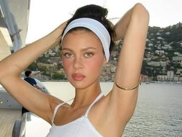 За что невестку Бекхэмов Николу Пельтц называют второй Меган Маркл