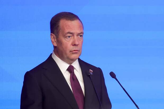 Медведев оценил шаг «тряпичной куклы с накокаинным носом»