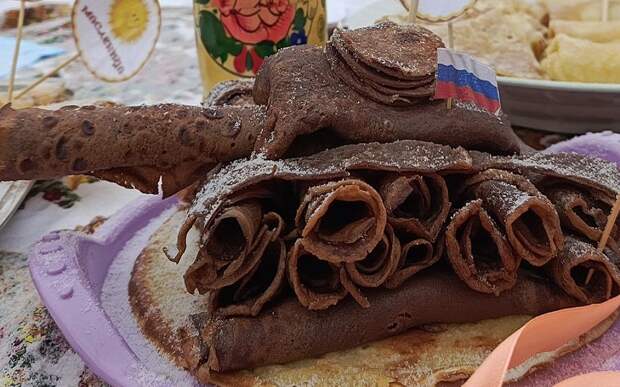 В Спас-Клепиках испекли блинный танк и блинную розу