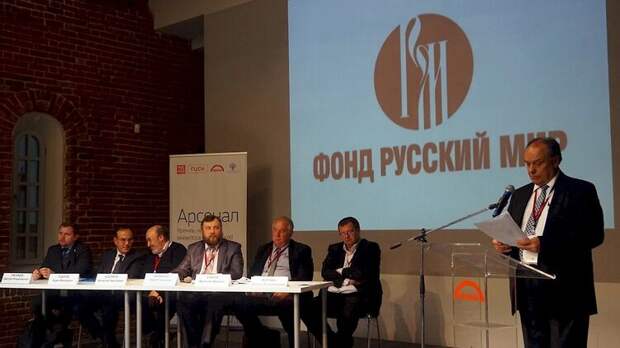 Подведут под "русский мир". Как Зеленскому хотят дать право без суда закрывать партии, церковь и СМИ