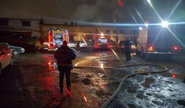 Повреждены машины: автосервис загорелся в Нижнем Новгороде