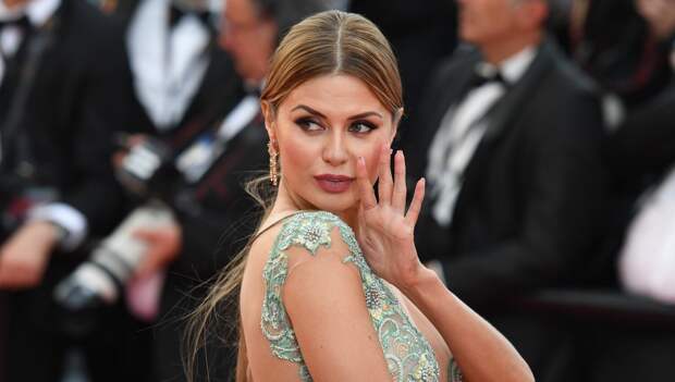 Боня примерила на камеру купальник 13-летней дочери со словами «немного врезается»