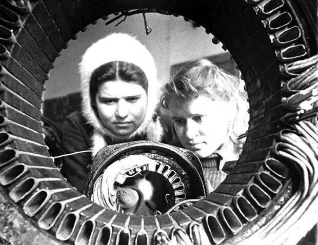 Дочери фронтовиков М.Борова и О.Бергамок проходят производственную практику по обмотке электромоторов в учебно-производственном комбинате Мосгорсобеса.  1943 г. Москва.