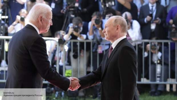 Политолог Марков объяснил, почему Байден не смог отказать Путину в рукопожатии