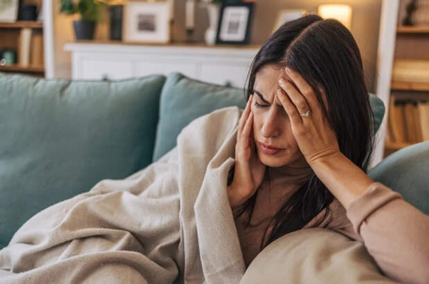 Невролог Камбарова объяснила, почему весной чаще болит голова