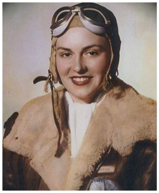 24-летний летчик - Эвелин Шарп, один из пилотов женской вспомогательной паромной эскадрильи (WAFS), погибла в Пенсильвании при крушении. Была командиром эскадрильи. Летчицы, военные, интересное, история, пилоты, факты