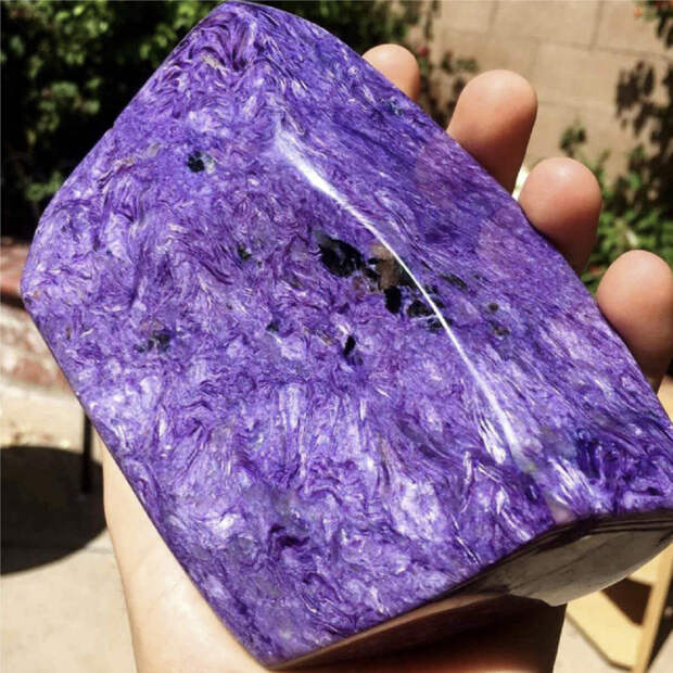 Здесь галерея - листайте. Роскошные оттенки фиолетовых тонов чароита. Красота!