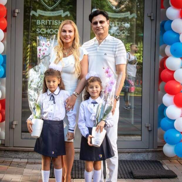 Камалия с дочками и мужем