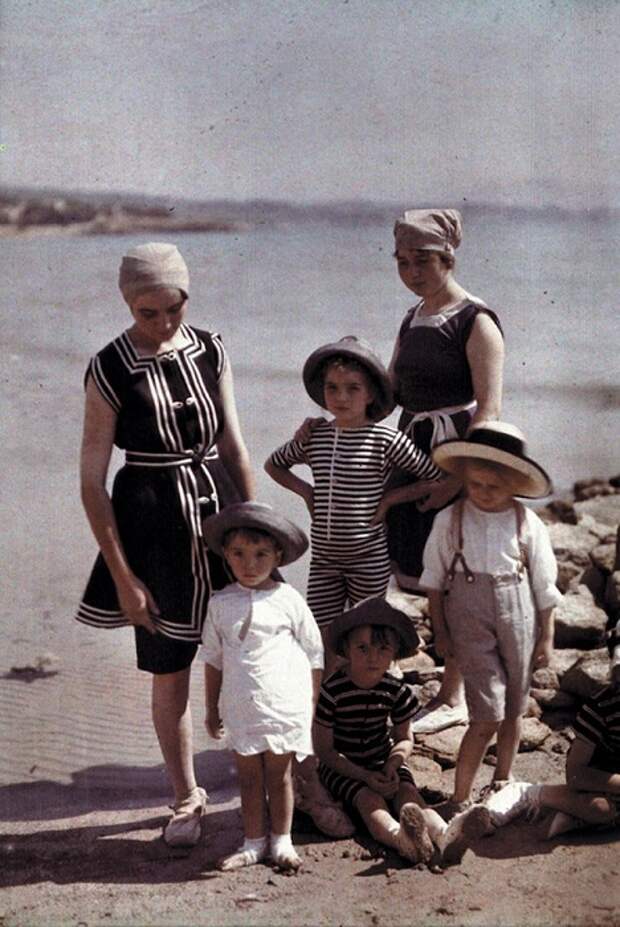 Купальные костюмы, которые носили в 1900 годах.
