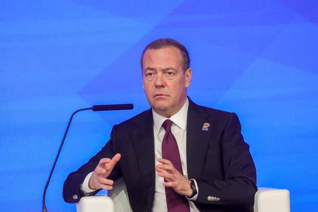 Медведев назвал Макрона галльским петухом после заявления о Гренландии