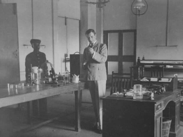 Владимир Хавкин в своей лаборатории в Бомбее. Сейчас эта лаборатория — Институт Хавкина, где разрабатываются новые лекарства