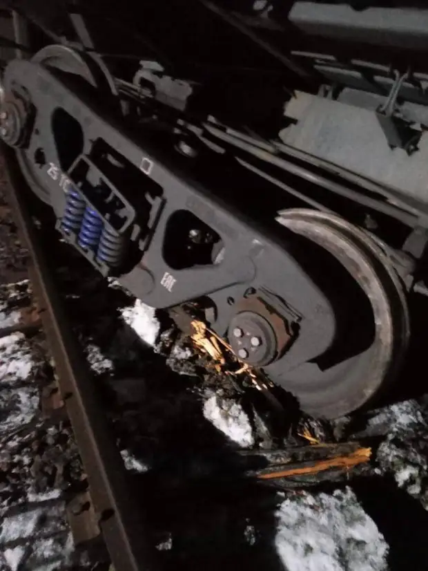 Петербургские железнодорожники попали под уголовное дело после схода вагона в Великом Новгороде