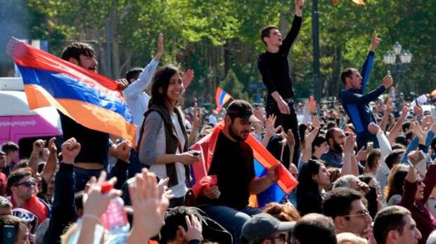 Как правило, в Кремле не приветствуют массовые демонстрации, требующие смены власти. Почему реакция на события в Армении оказалась столь сдержанной?