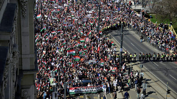 В Будапеште проходит многотысячный марш в поддержку Орбана