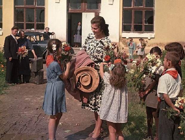 Приезд учительницы в 1950 году. Автор: Dmitry Baltermants.