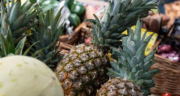 Почему ананас «щиплет» язык: правда о фрукте, который ест вас