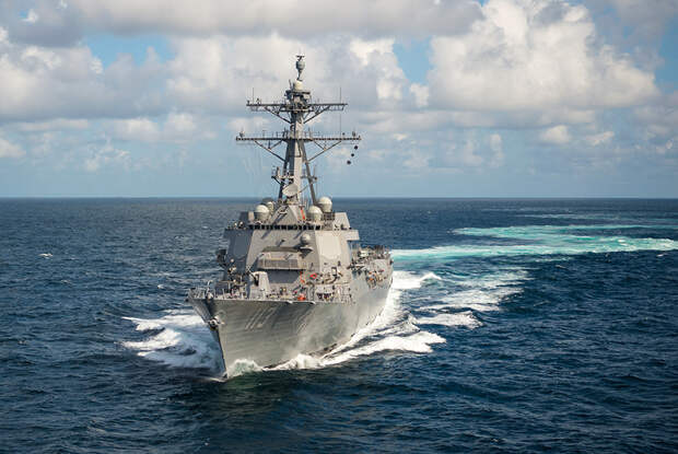 USS John Finn на пути к военно-морскую базе Перл-Харбор.