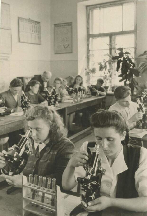 1940. В учебной аудитории