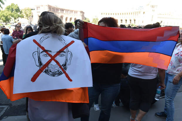 ТАСС: выступающие за отставку Пашиняна армяне начали перекрывать улицы Еревана