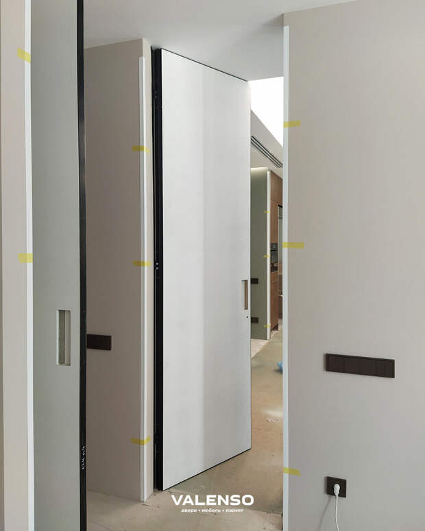 Современные двери в интерьере квартиры. Высота 3 метра!