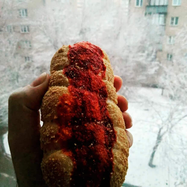 Зачем этот парень собирает фотографии сосисок в тесте со всей России?  (ФОТО)