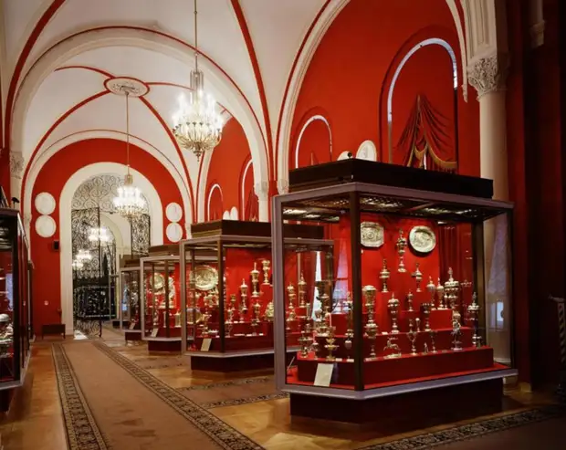 Как сокровища московского Кремля спасали от большевиков и продажи на Запад