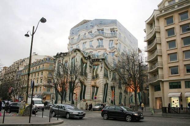 Этот «тающий дом» сделан следующим образом: оригинальное здание сфотографировали и намеренно исказили снимок, затем нанесли результат на сетку, которой, затем, закрыли фасад одного из парижских домов невероятное, удивительное, фото