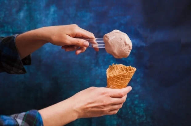 Отоларинголог Ризаев рассказал, можно ли закалить горло мороженым