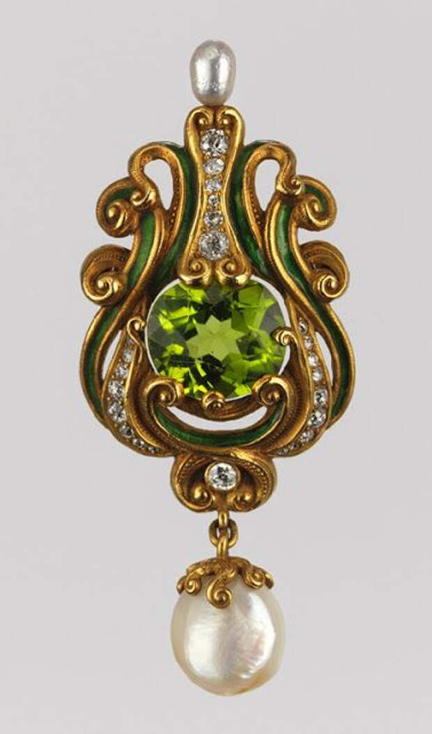 Брошь-кулон от Marcus & Company, ок. 1900 г., Нью-Йорк. Стиль Ренессанс, модный в конце 19 в. Жемчуг, оливин (перидот) огранки "подушка", бриллианты, зеленая эмаль.