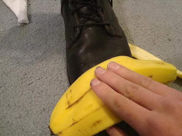 Полировка обуви при помощи банановой кожуры.