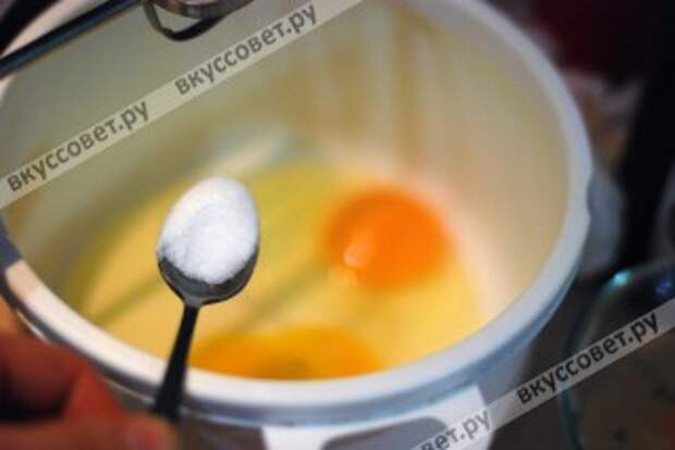 Взбиваем яйца блендером/миксером в пену с солью