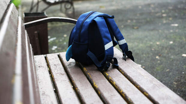 Подросток выбросил из окна мошенникам рюкзак с 4 млн рублей в Калуге