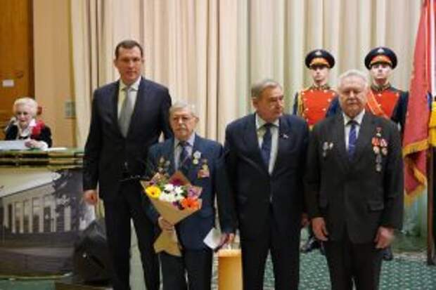 Церемония вручения юбилейных медалей «75 лет Победы в Великой Отечественной войне 1941-1945 годов» ветеранам состоялась в Центральном округе. Фото: Денис Кондратьев