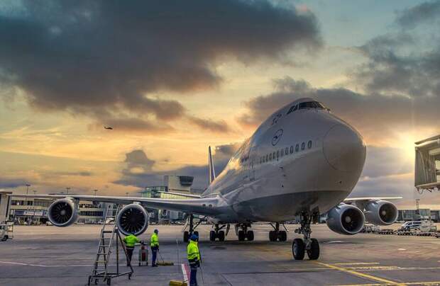 Опасная традиция: зачем китайцы кидают монетки в двигатели самолетов Опасная традиция: зачем китайцы кидают монетки в двигатели самолетов