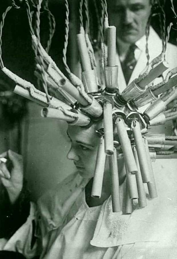 Женская парикмахерская в Германии в 1929 году. Прогресс на службе человеку. история, черно-белая фотография, юмор